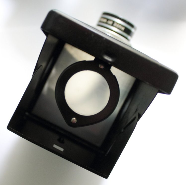 The extendable loupe aids in focusing
